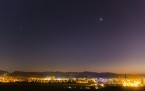 2020-04-02: Hviezdna obloha nad presvetleným mestom. Foto: J. Mäsiar, Krajská hvezdáreň v Žiline